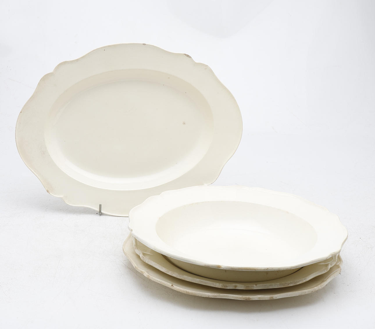 Uppsättning av fyra engelska eller franska geringsbrickor i ”creamware ...