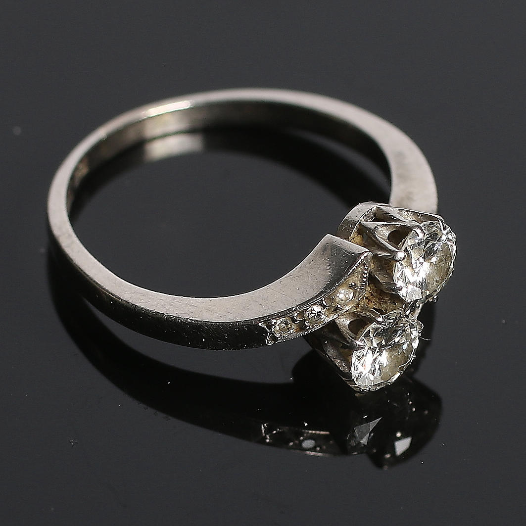 RING, 18k vitguld, med 2 briljanter samt 6 åttkantslipade diamanter, tot. 0,6 ct. 1900-tal. Bruttovikt 6 gram.