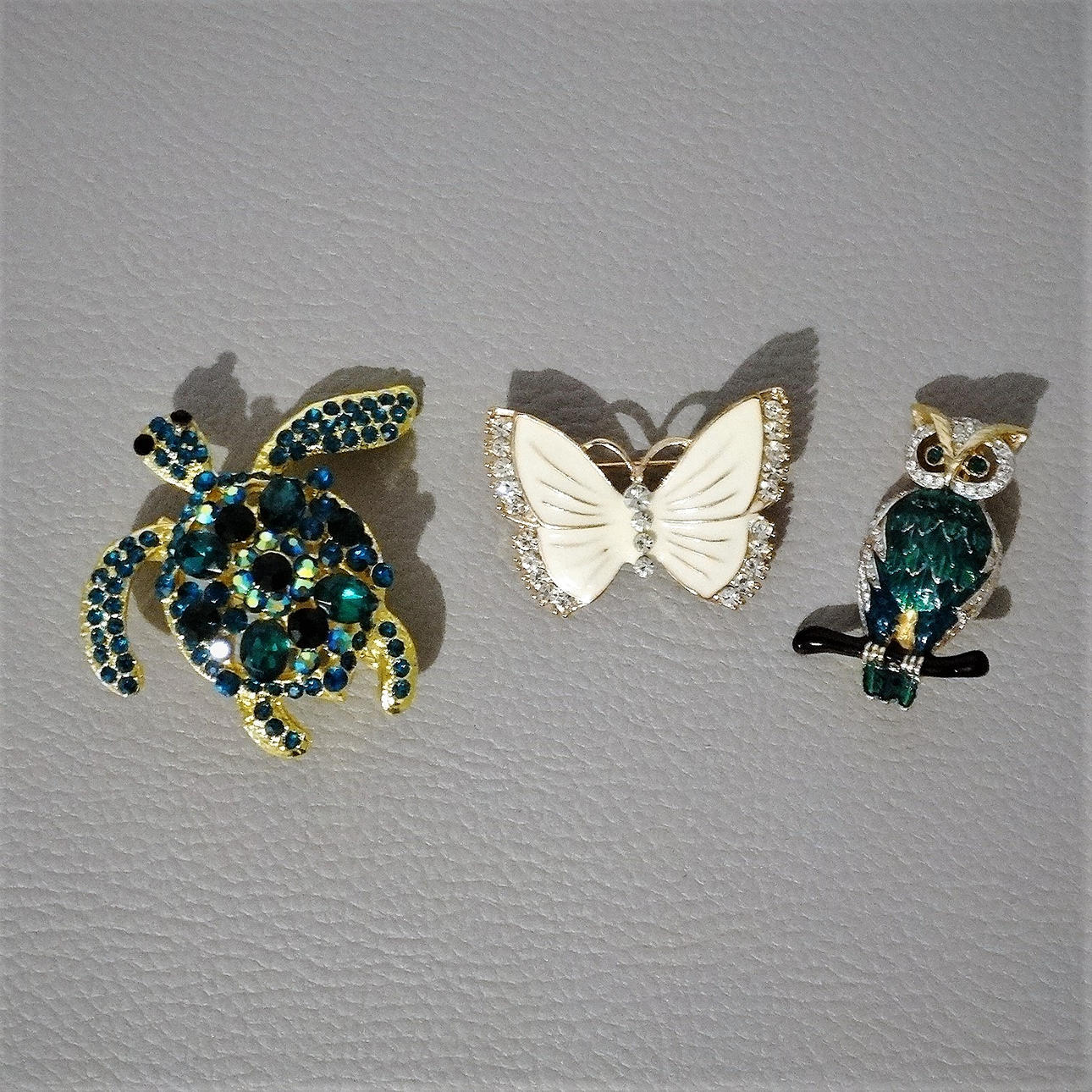 DREI MODESCHMUCK BROSCHEN, mit Tiermotiv.