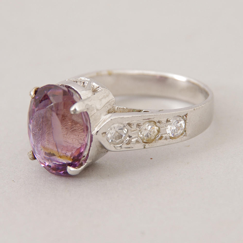 RING, ametist med zirkoner/silver.