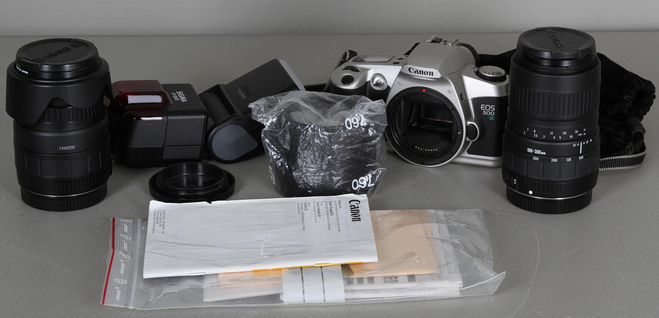 OBJEKTIV, 2 st, Sigma, samt KAMERAHUS, Canon EOS500.