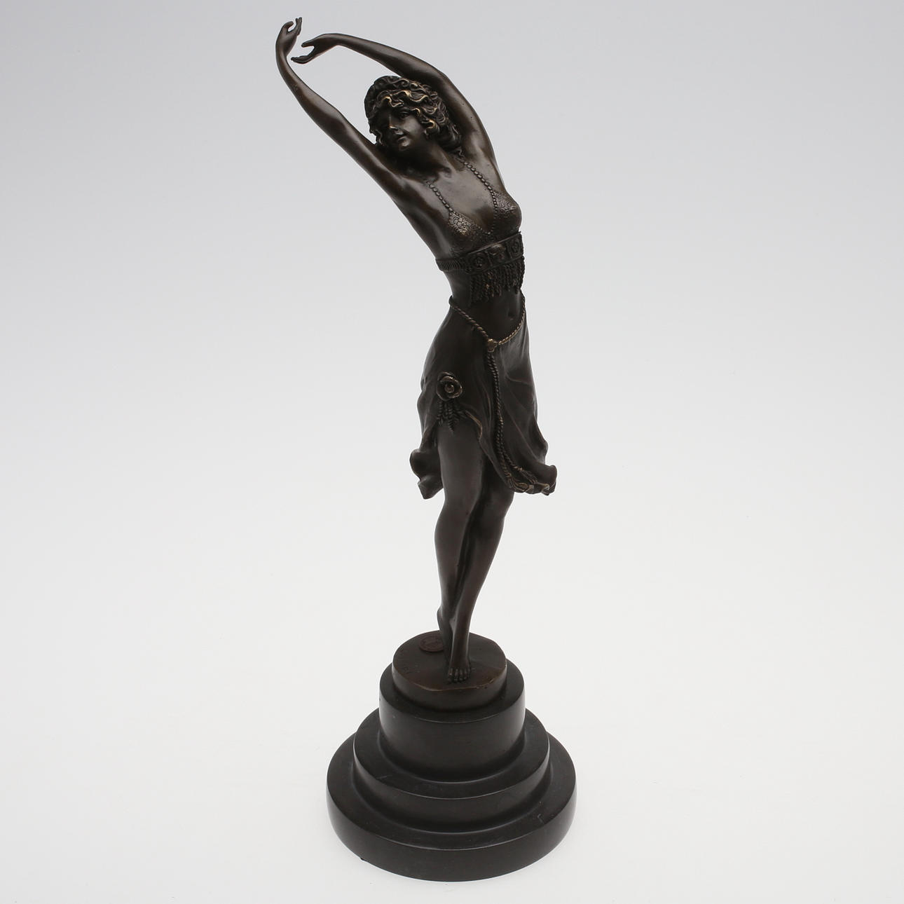 OIDENTIFIERAD KONSTNÄR. Dansande kvinna, brons, märkt COLINE I.