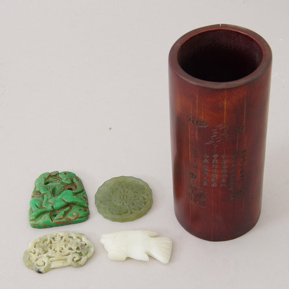 PENSELVAS SAMT 4 AMULETTER, bambu/jade.