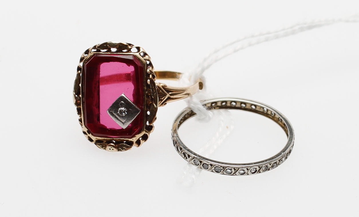 HELALLIANSRING samt PRYDNADSRING, 18k guld, vikt ca 4,5 gram.