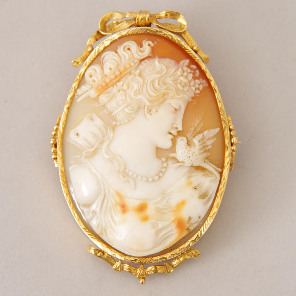 HÄNGE/BROSCH, camé/18K guld.