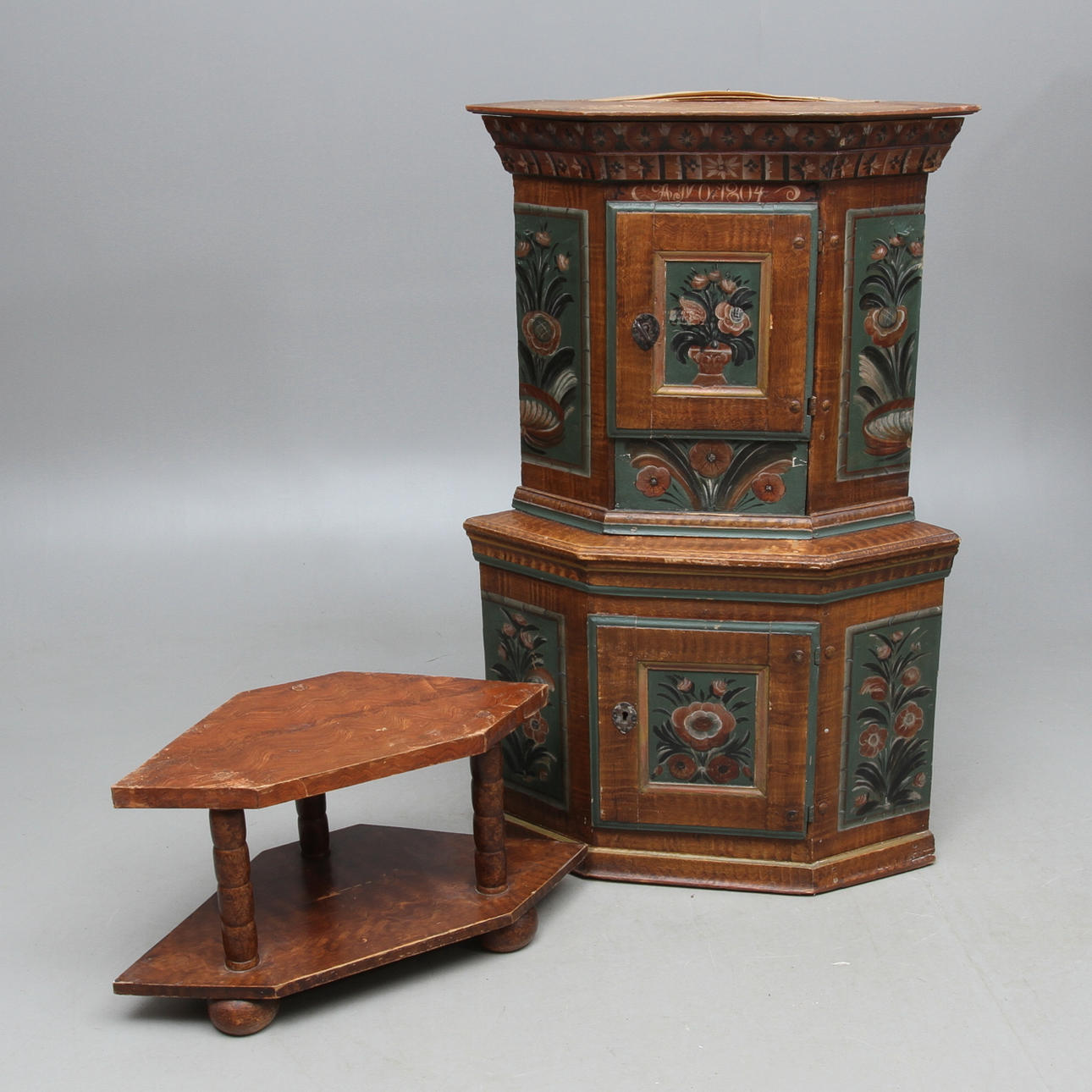 HÖRNSKÅP, allmoge, daterat 1804.