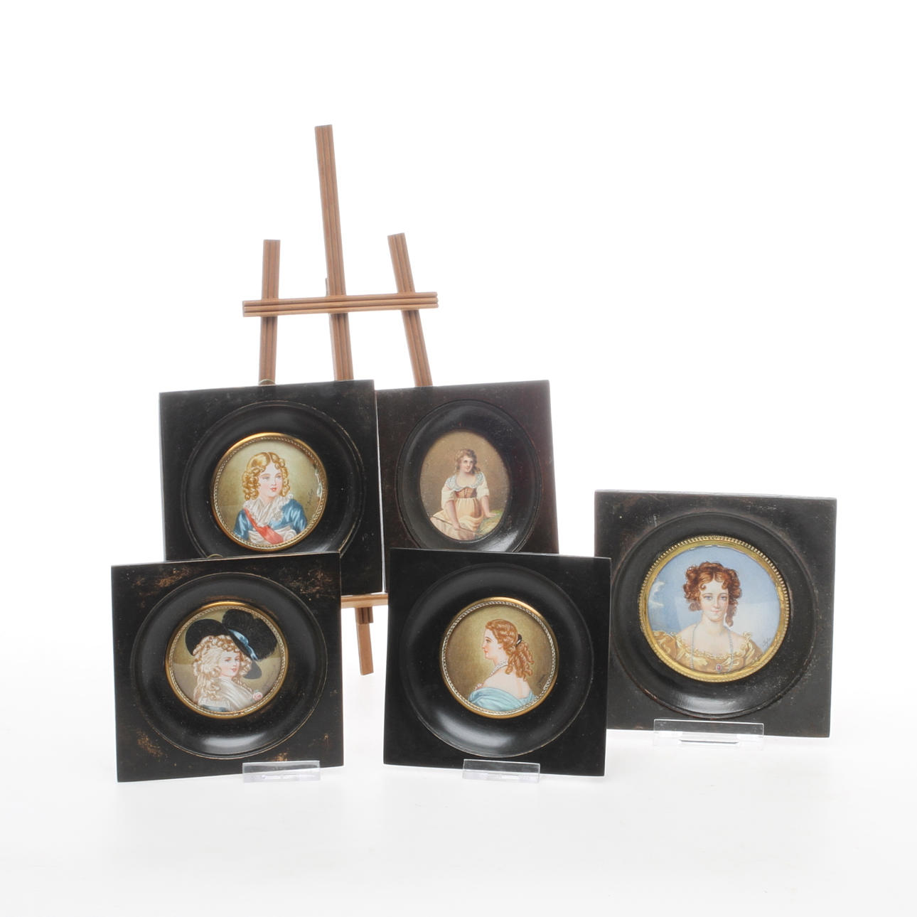 MINIATYRER, 5 st, kvinnoporträtt, blandteknik, delvis signerade, 1900-tal.