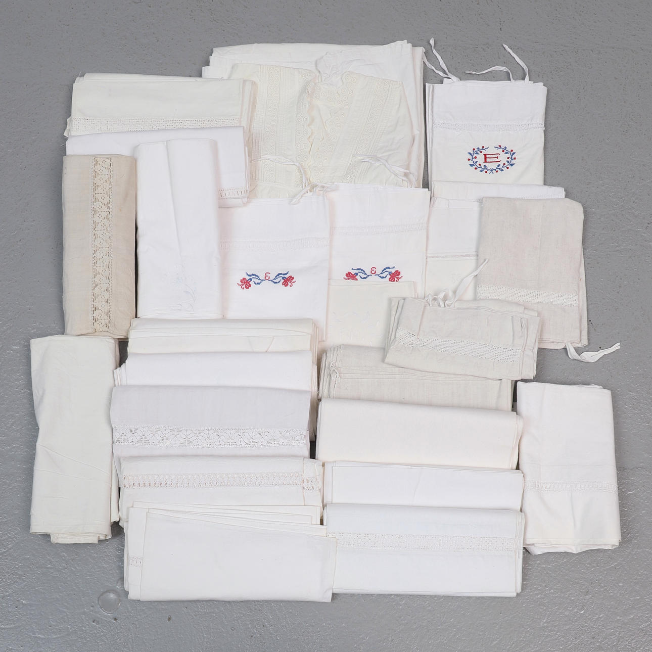 SÄNGTEXTILIER, 24 delar, bomull.