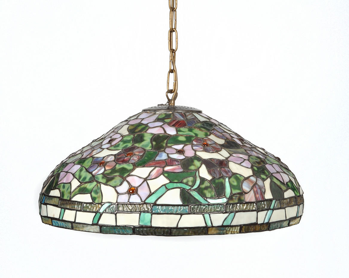 TIFFANY. ”TAKLAMPA MED GLASINSATSERNA”. Blommig markerad äggstock.