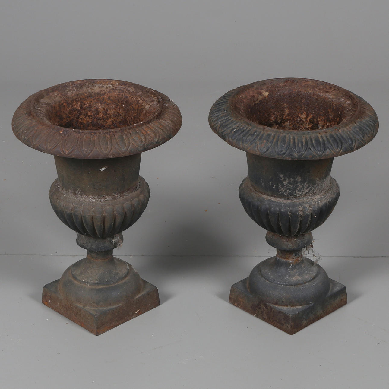 TRÄDGÅRDSURNOR, ett par, gjutjärn, tidigt 1900-tal.