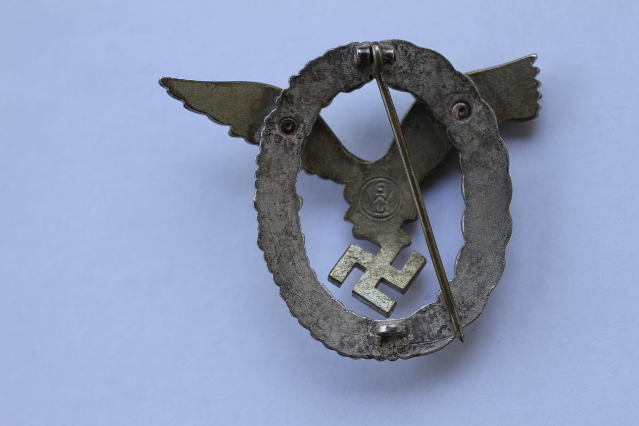 LUFTWAFFE PILOTMÄRKE (Flugzeugfuhrerabzeichen), tillverkad av GWL (Gebruder Wegerhoff).
