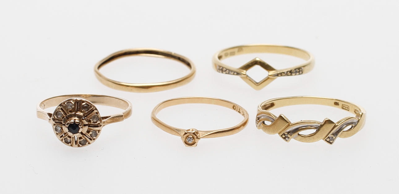RINGAR, 4 st, 18k guld, vikt ca 6,4 gram, samt RING, 14k guld, vikt ca 2,2 gram.