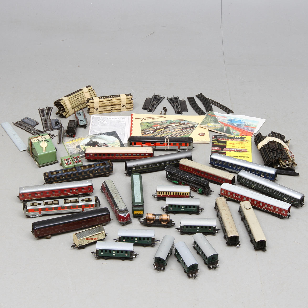 FLEISCHMANN och MÄRKLIN 3 lok, cirka 25 vagnar och räls. Kataloger.