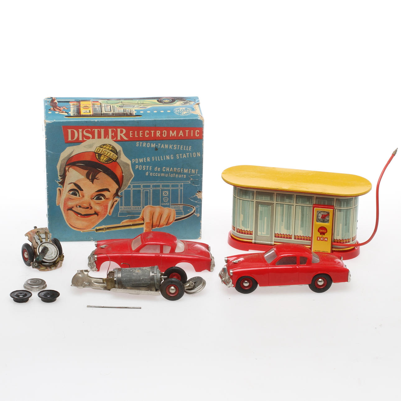 PLÅTLEKSAK DISTLER BENSINSTATION med röd originalbil i originalkartong.