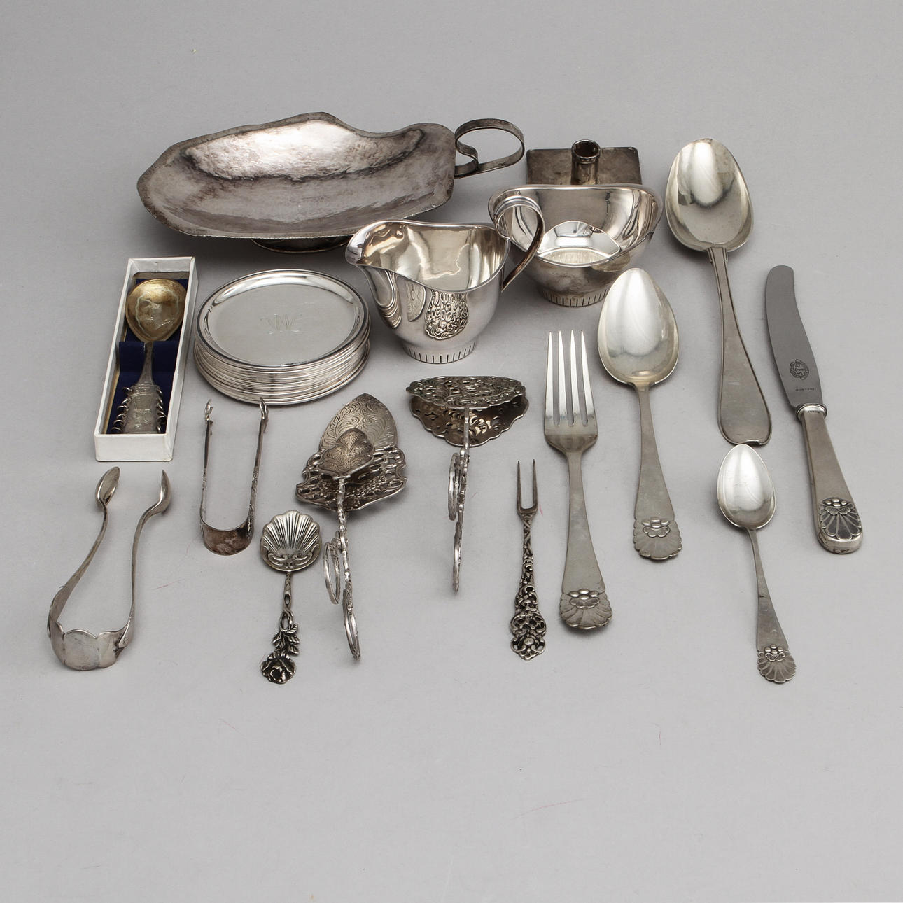 COASTERS, 12 st, silver samt 16 SILVERFÖREMÅL, totalvikt ca 900 gram.