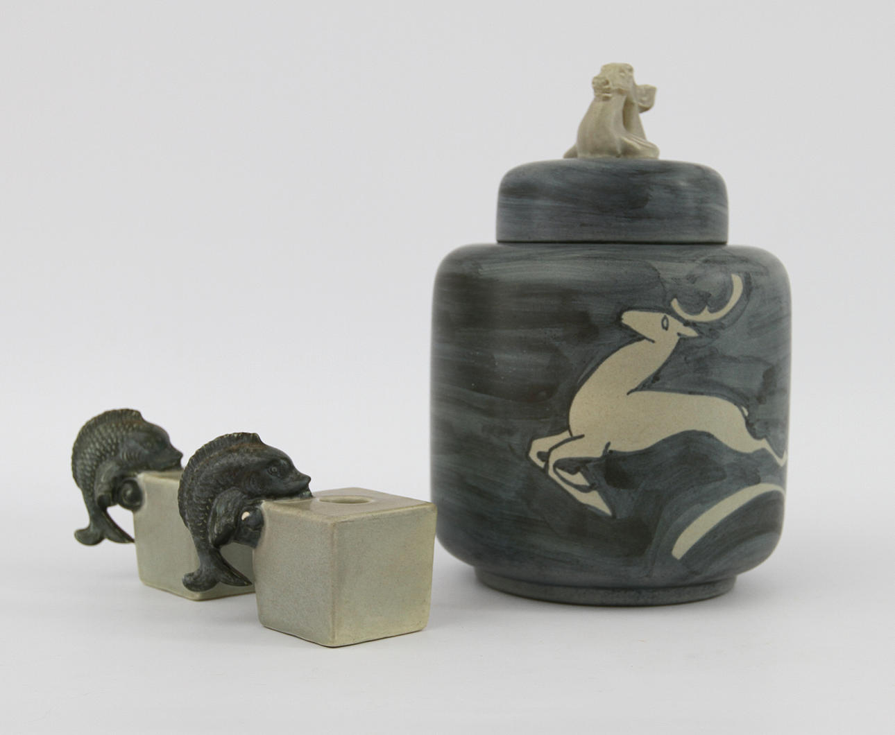 ÅKE HOLM. Urna med lock samt 1 par ljusstakar.