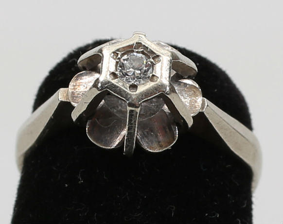 RING, 14 K vitguld, diamant 0,05 ct.