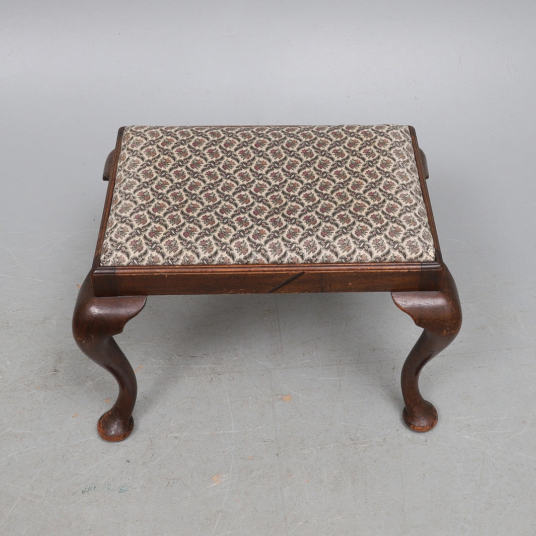 A REPRODUCTION GEORGE I STYLE RECTANGULAR MAHOGANY DRESSING STOOL.
