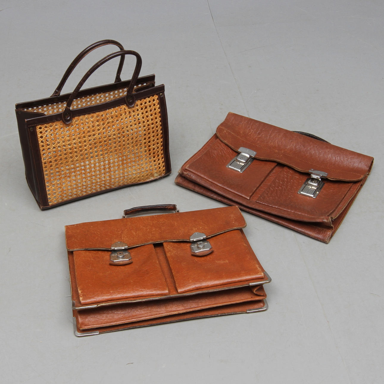 PORTFÖLJER samt HANDVÄSKA, 2 + 1, skinn samt rotting, 1900-tal.
