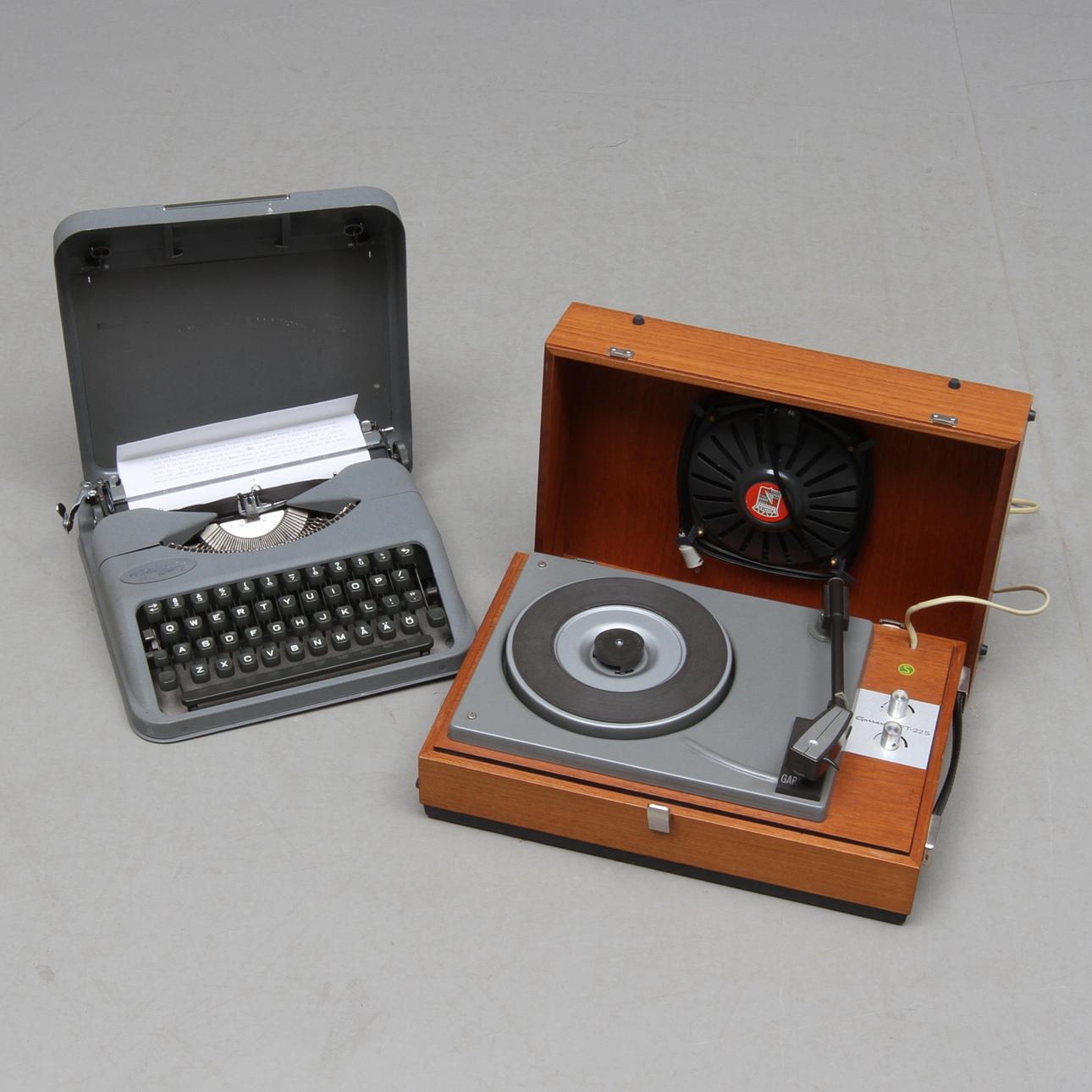 GRAMMOFONSPELARE samt SKRIVMASKIN, Hermes samt Garrard, omkring 1900-talets mitt.
