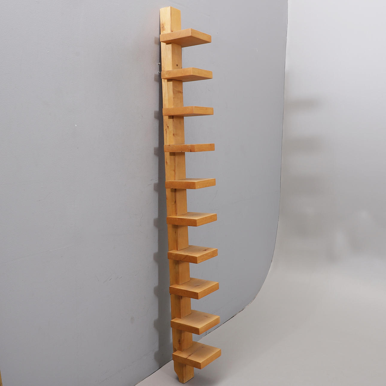 Bokhylla, för vägg, massiv oljad alm.