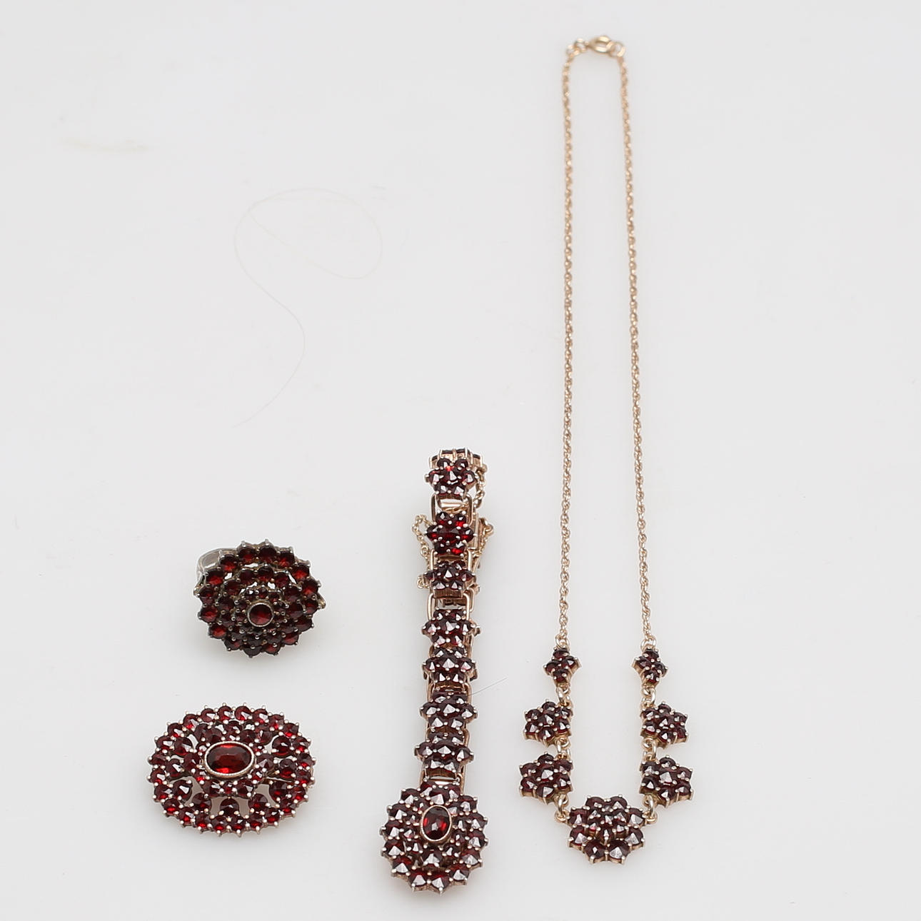 SMYCKESSET, 4 delar, granater i förgyllt silver, 1900-talets andra hälft.