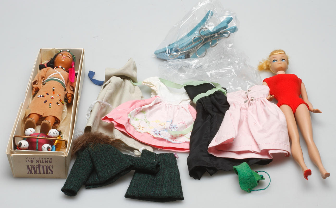 DOCKOR, 2 st, bland annat Barbie, 1900-tal.