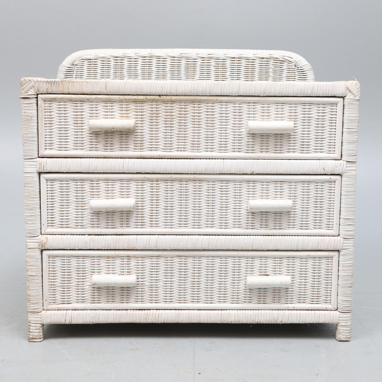 EINE VINTAGE WEIßE RATAN- Schublade.