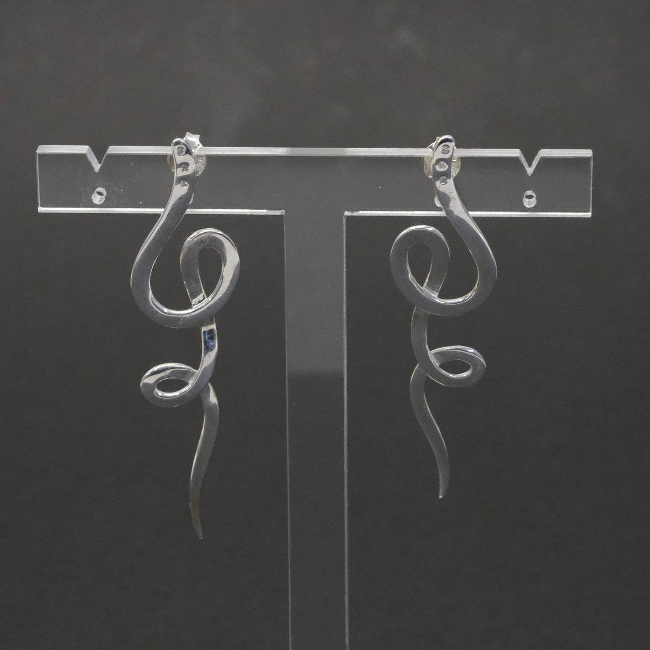 CAROLINA GYNNING. 1 PAR ØRERINGE, VIPER ØRE, SØLV.