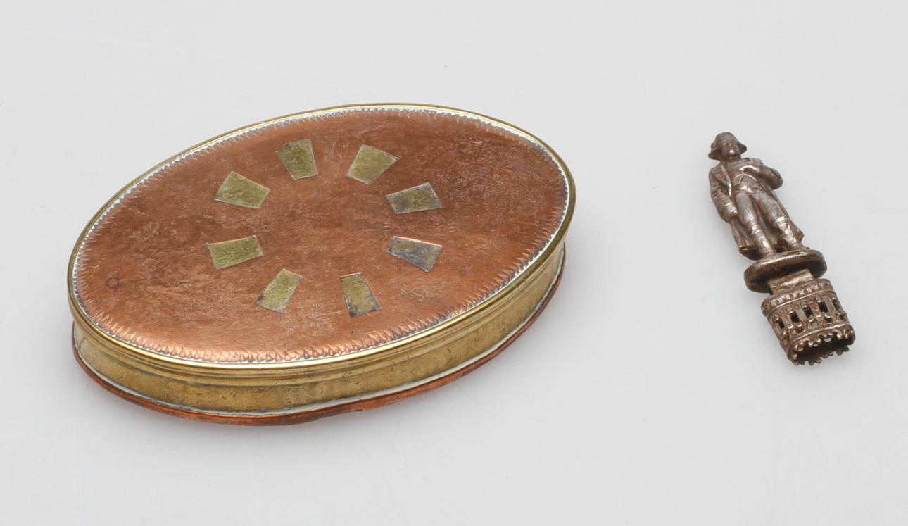SNUSDOSA, mässing och koppar, 1800-tal samt DEKORELEMENT, metall, 1900-tal.