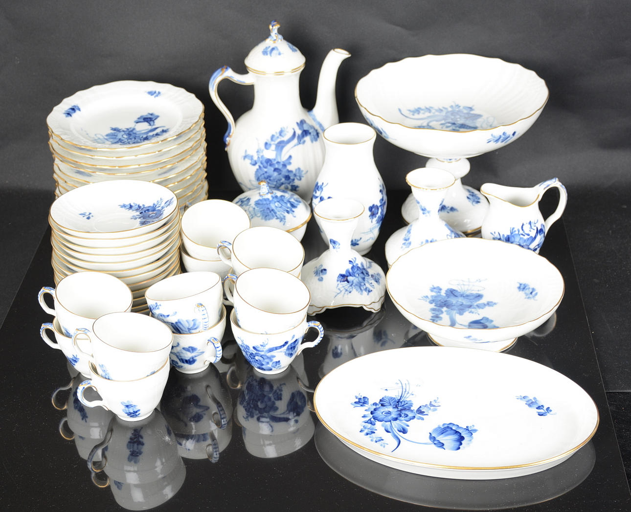 KAFFESERVIS, 33 delar, porslin,, "Blå Blomster" med guldkant, Kunglig Dansk3.