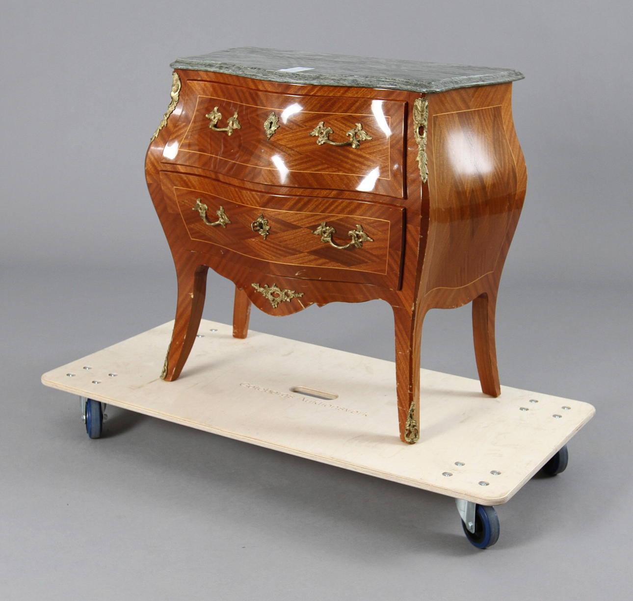 BYRÅ, rokokostil, 1900-tal.