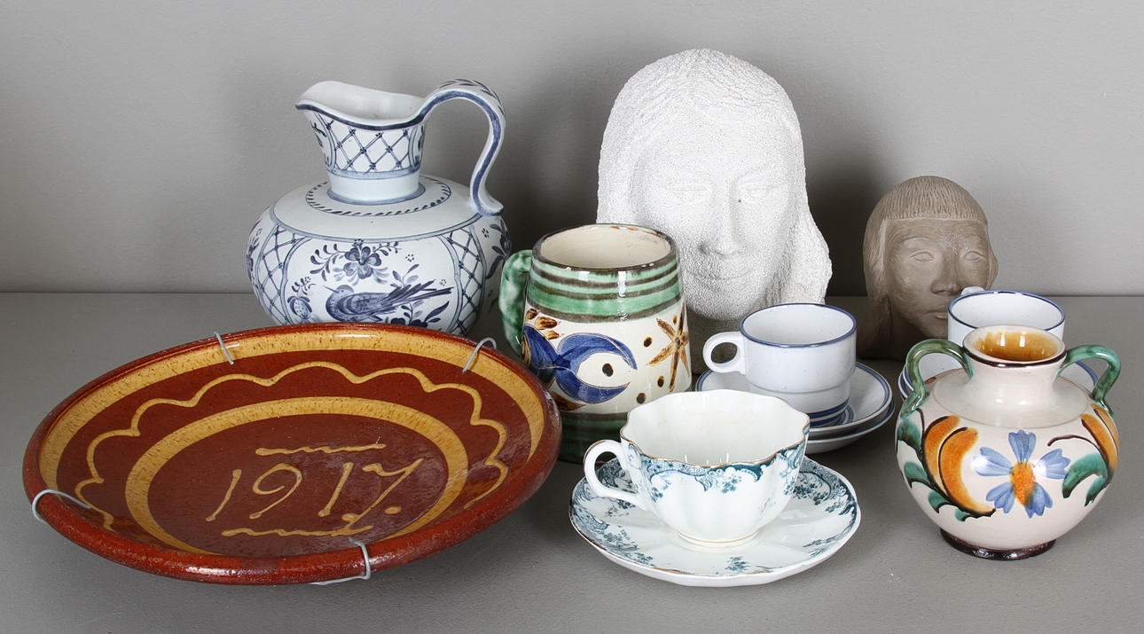 KERAMIKFÖREMÅL, 14 delar samt HUVUDSKULPTUR, stenmassa, 1900-tal.