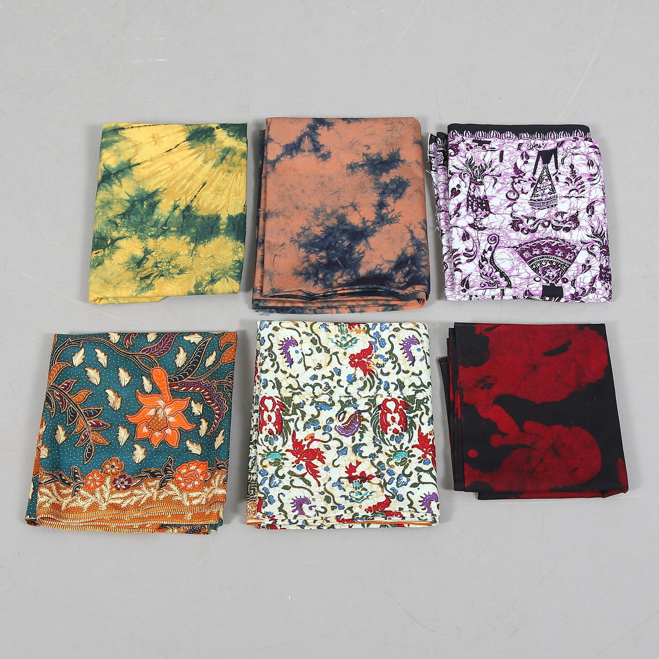 TEXTILIER, bomull, från sömmerska / ateljé. 1950/60-tal. Totalt ca 948 cm.