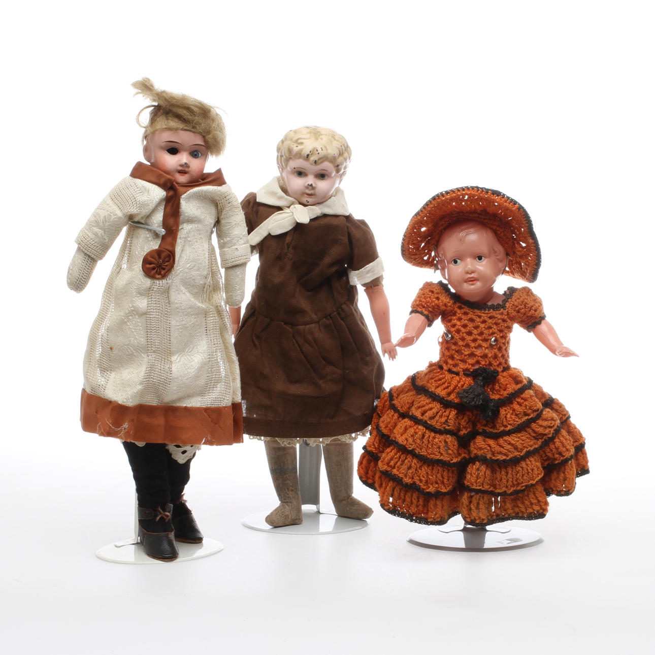 DOCKOR, 3 stycken. En celluloid, en plåt med tygkropp och en plåt, tygkropp och celluloidarmar.