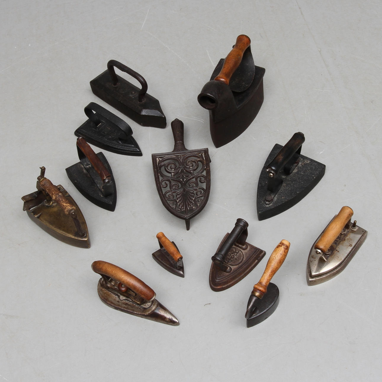 STRYKJÄRN, 11 st, 18 & 1900-tal.