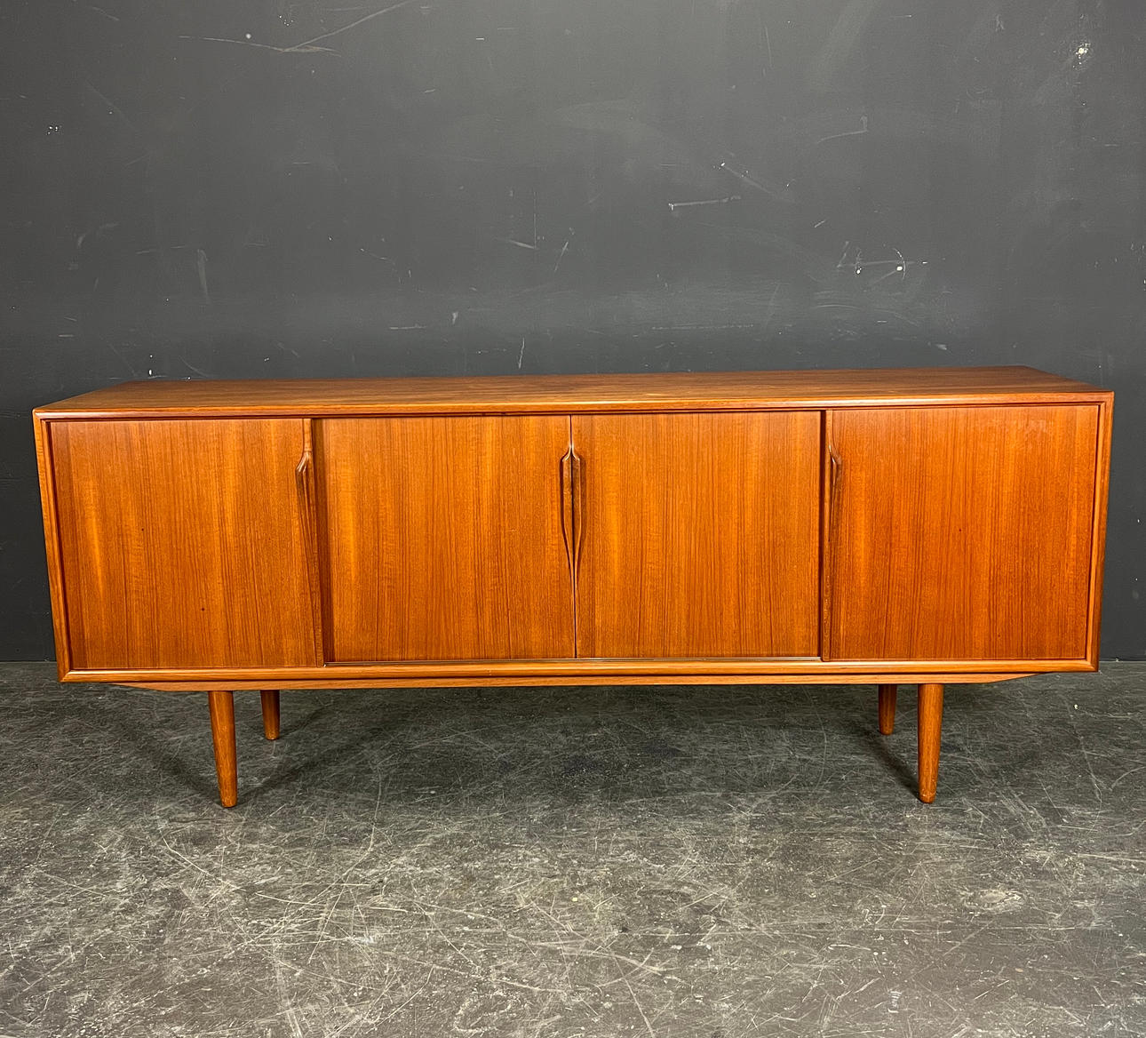 AXEL CHRISTENSEN. SIDEBOARD.