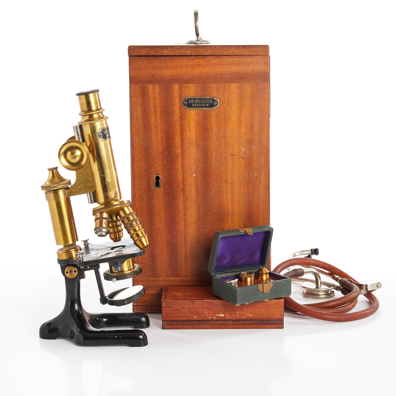MICROSCOPIO, Ed. Messster, con cofre del tesoro y estetoscopio. principios de 1900.