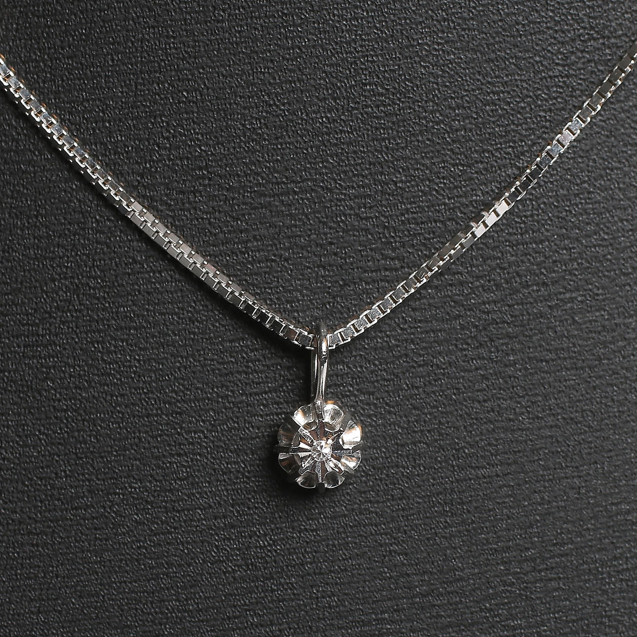 HALSKEDJA med HÄNGE, 18k vitguld med briljant 0,01 ct. Bruttovikt 5 gram.