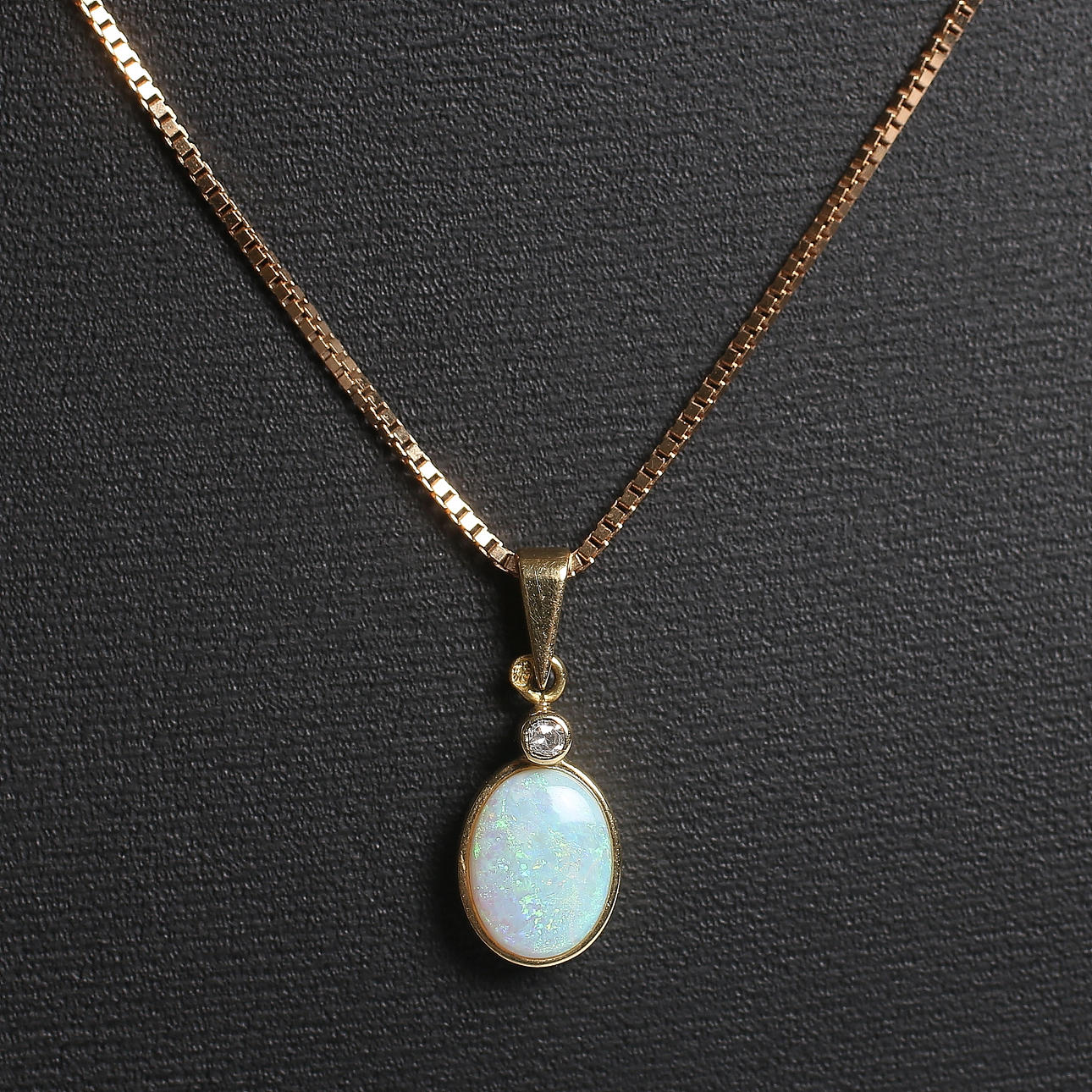 HALSKEDJA med HÄNGE 18k guld, med cabochonslipad opal och briljant 0,01 ct. Bruttovikt 4 gram.