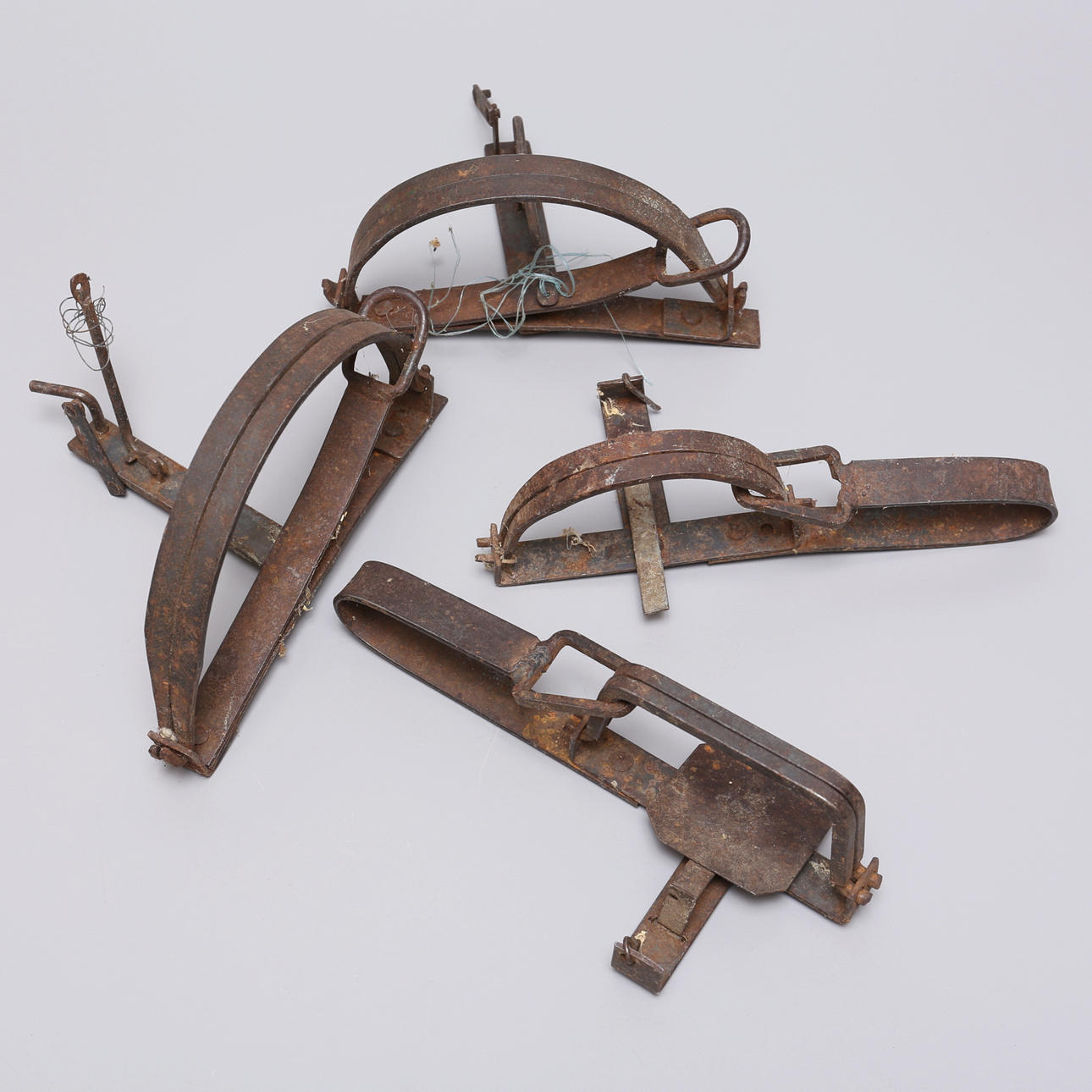 CATCHING SCISSORS/TRAPS, 4 pcs, iron, 19th/20th century.