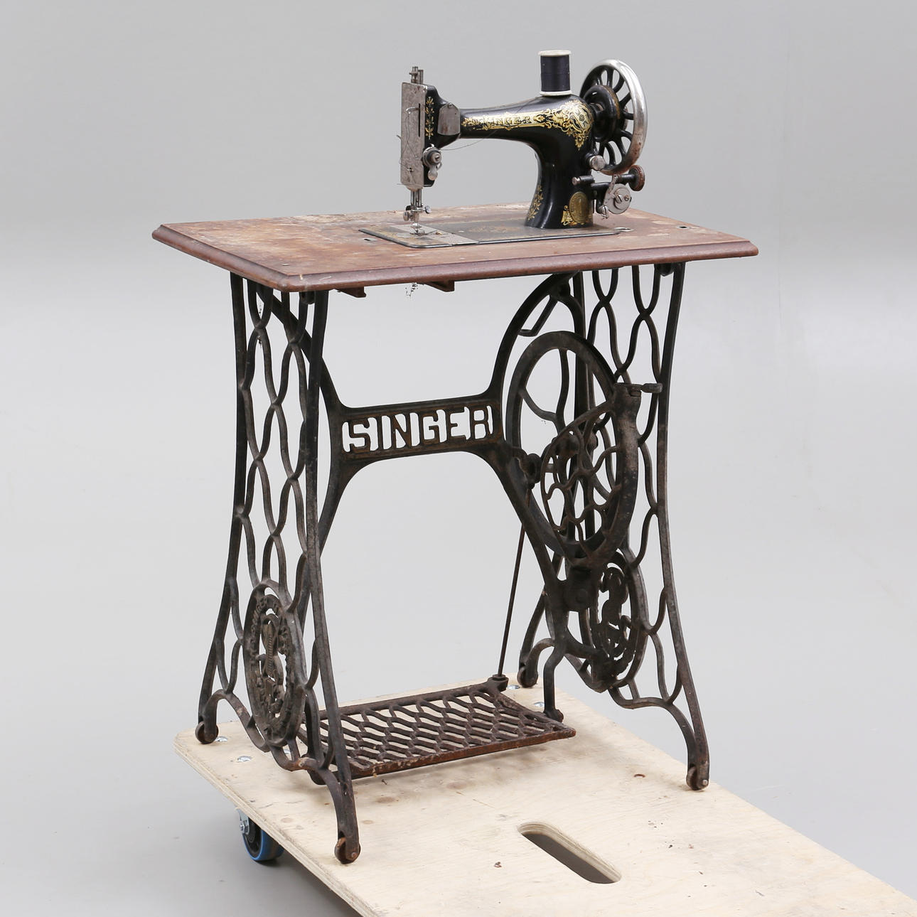 MAQUINA DE COSER, Singer, con base de hierro fundido.