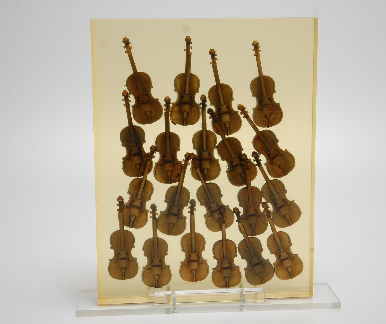 FERNANDEZ ARMAN. 1928-2005, SKULPTUR, Ackumulation med violiner , resin, brons, upplaga 25 signerad, märkt AP.