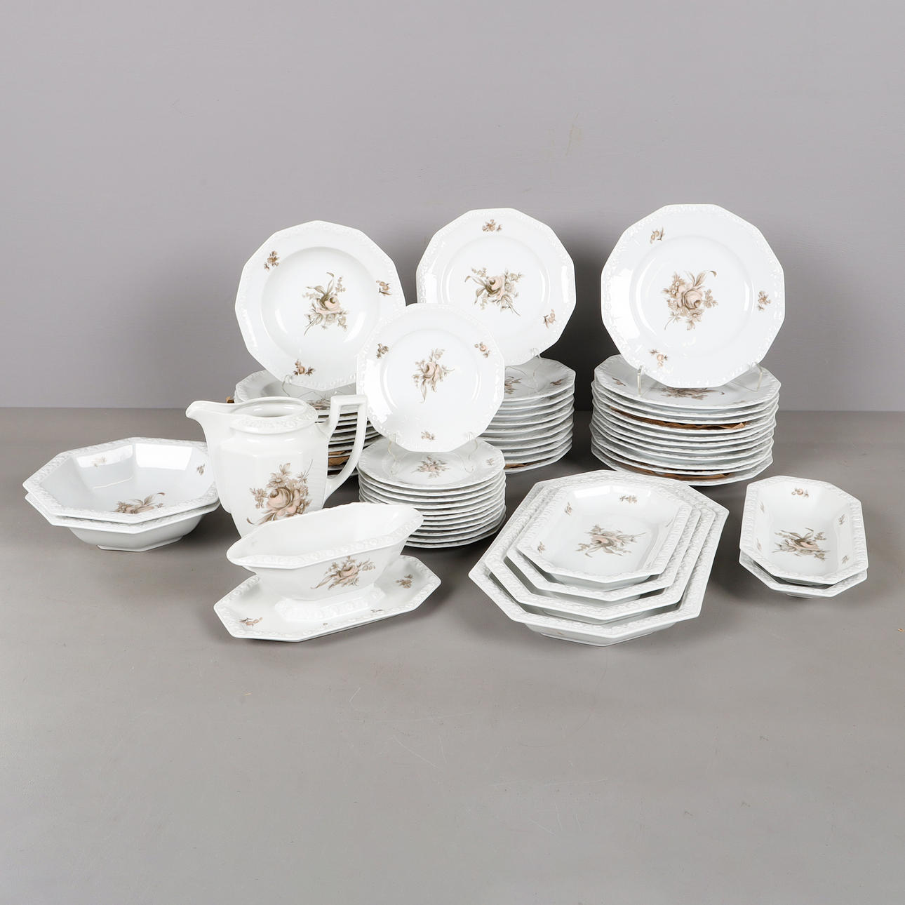 GESCHIRR, Rosenthal, Maria mit Rosendekor.