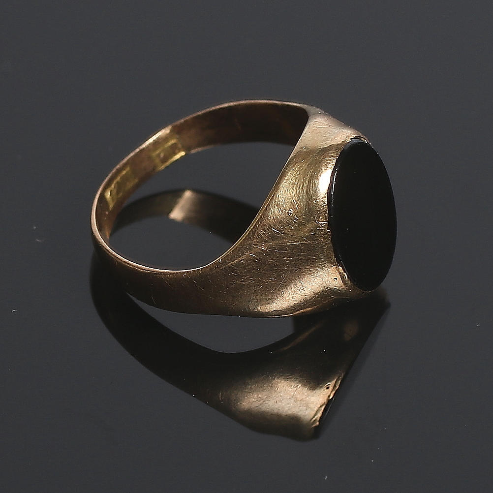 KLACKRING, 18k guld med svart onyx. Bruttovikt 4 gram.