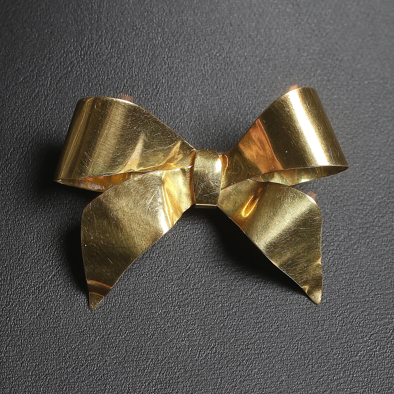 BROSCH, 18k guld, Hovjuvelerare Gunnar Fahlström, Stockholm. 1900-talets andra hälft. Vikt 5 gram.