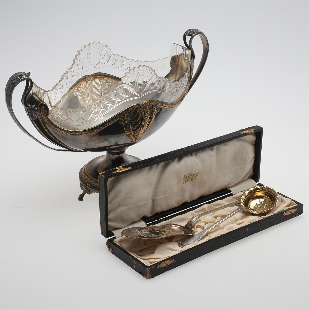 UPPSATSSKÅL, nysilver med glasinsats, 1800-talets sista fjärdedel, samt FISKSLEV med SOCKERSTRÖARE, nysilver.