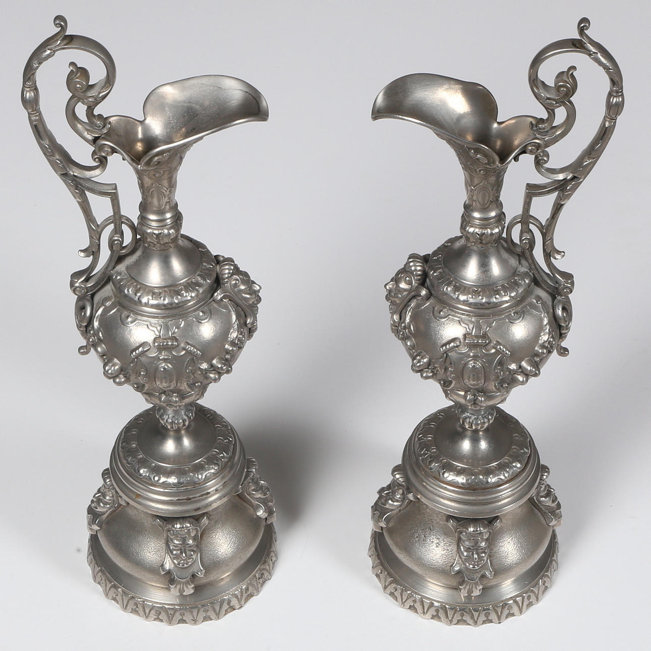 KANNOR, ett par, stål, nyrenässans-stil, 1800-talets slut.