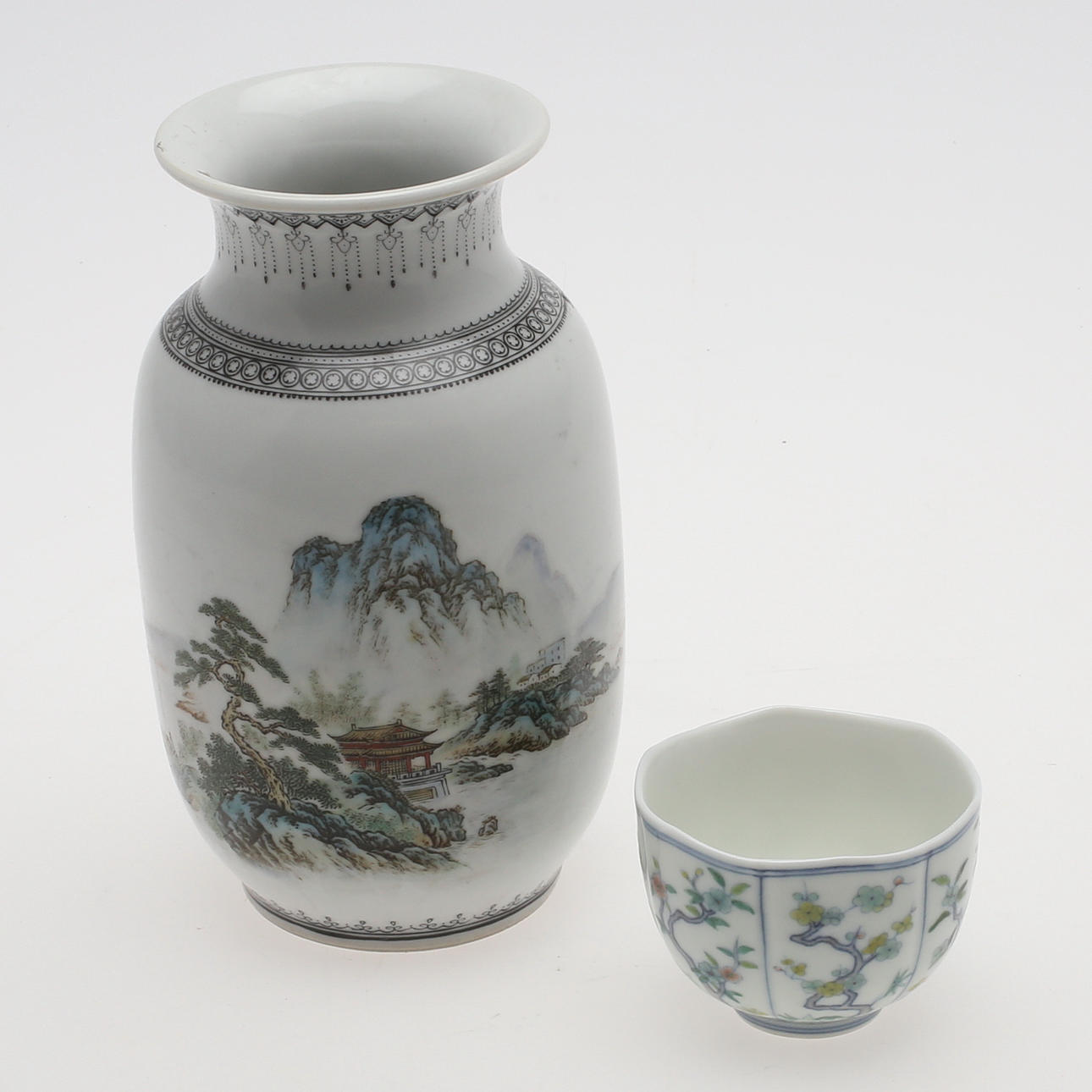 VAS, Kina, porslin, 1900-tal, samt SKÅL, Kina, troligen 1900-tal.