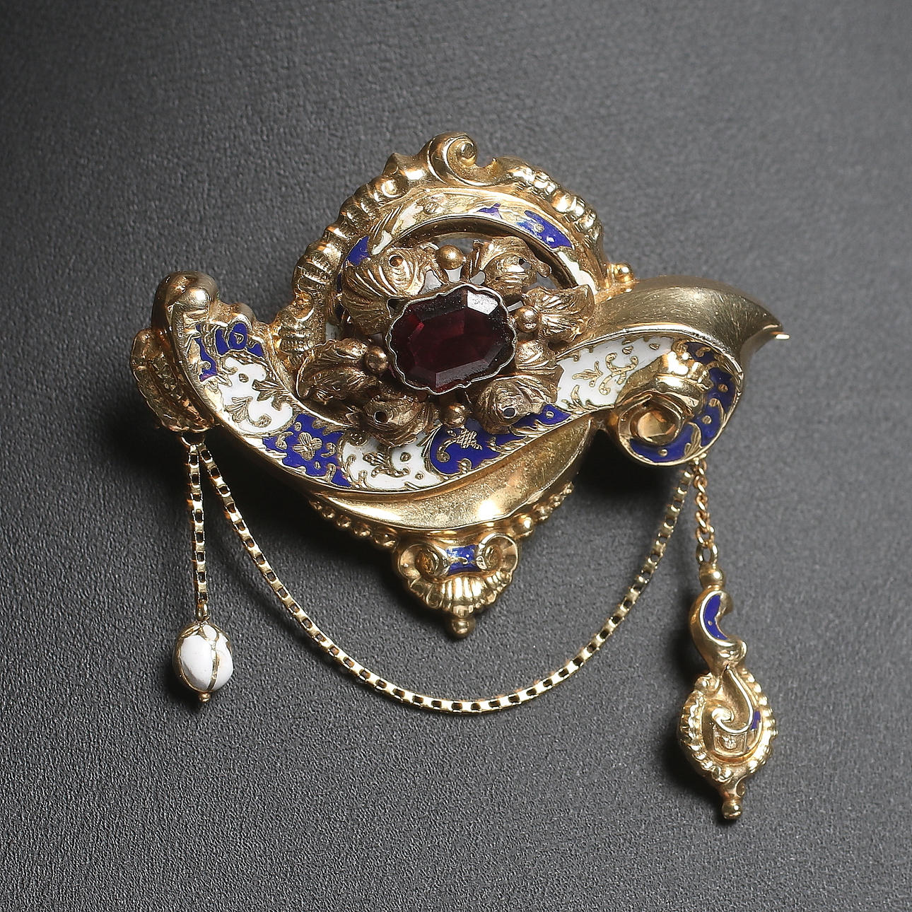 BROSCH, 10k guld, emalj, facettslipad ametist. 1800-talets slut. Bruttovikt 7 gram.